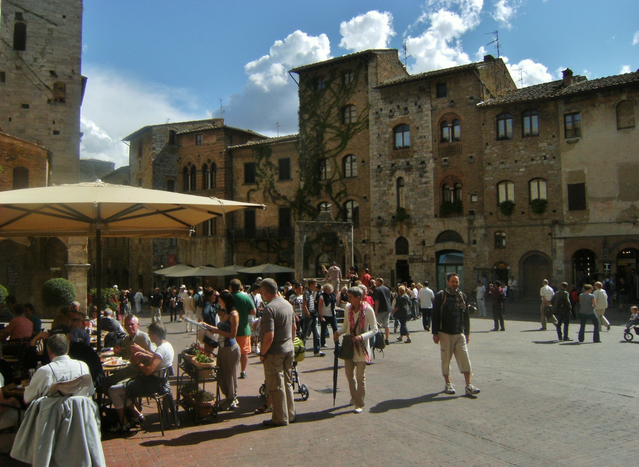 Italy - San Gimignano - Piazza della Cisterna (1280x935)