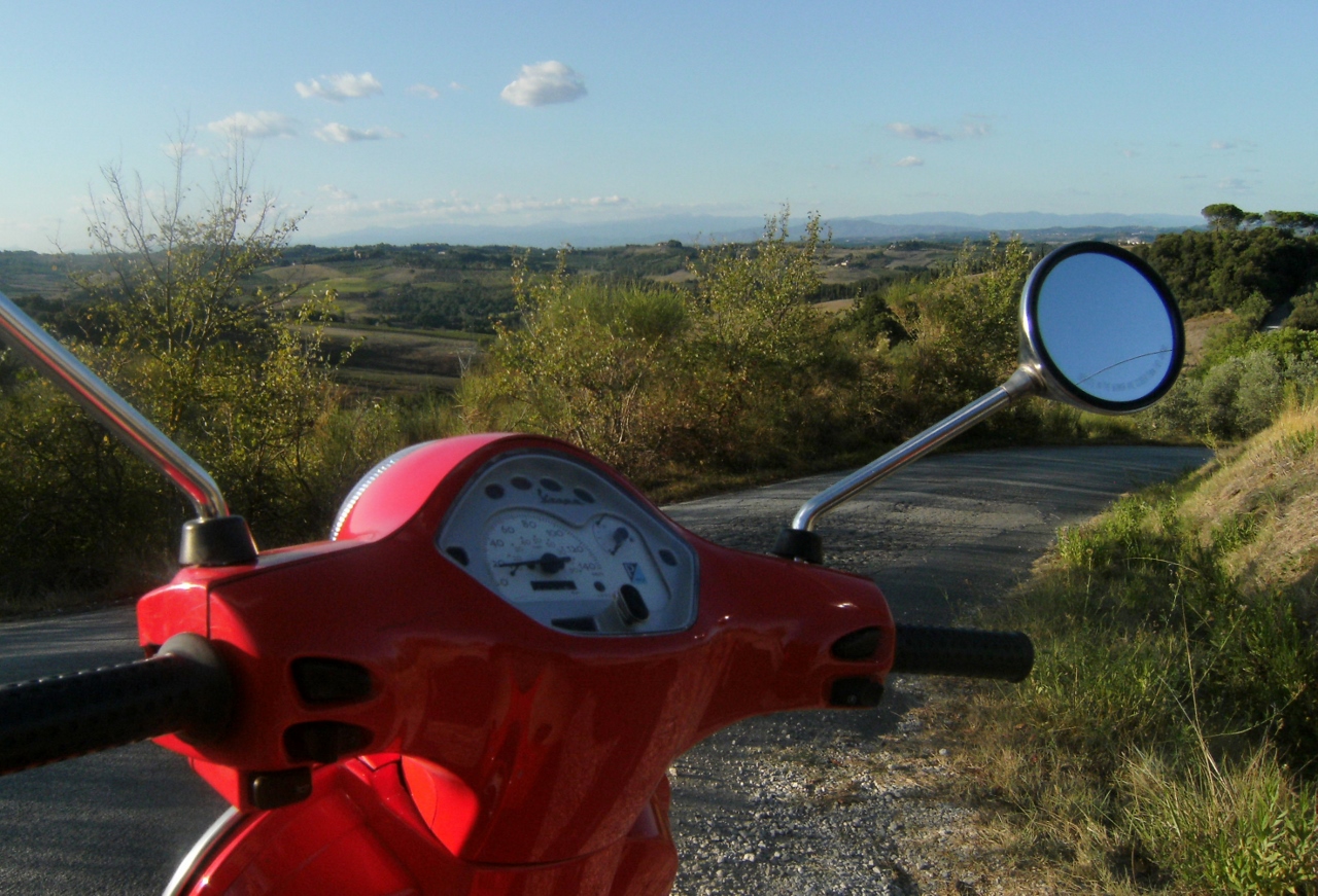 Italy - San Gimignano - Vespa - 2 (1280x871)